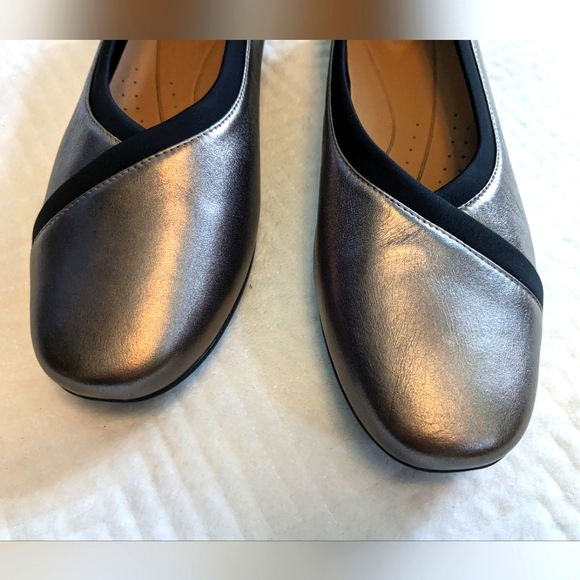 Clarks Un Darcey Ease Flat, Pebble Metal Leather, Women Size 9 M - Picture 6 of 8